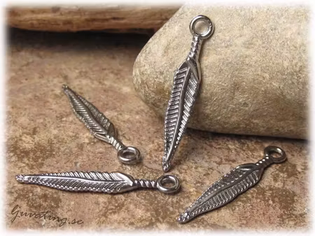 Berlock blank grafitgrå fjäder 4-pack ca 29 mm