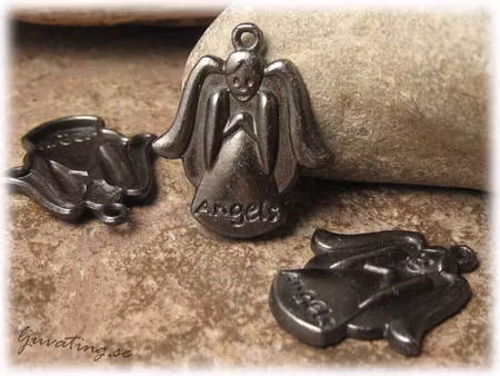 Berlock ängel i svart metall text angels 4-pack ca24x20mm