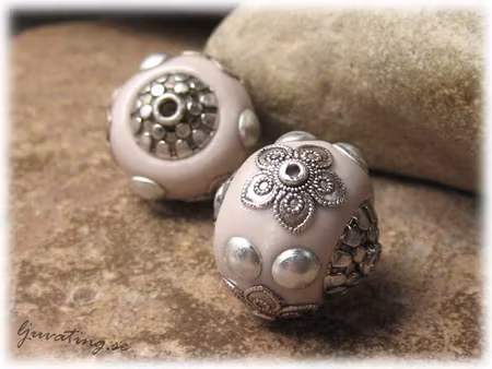 Ljus lila pärla med detaljer i metall ca 19 mm