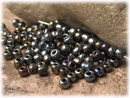Seedbeads iris grön/brons i glas 6/0 ca 4 mm
