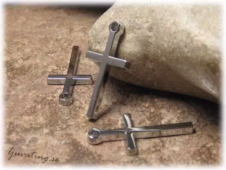 Kors berlock i blank platinafärgad metall 26x13 mm