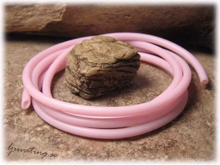 Ljuslila ihålig rund gummislang tjocklek ca 4 mm