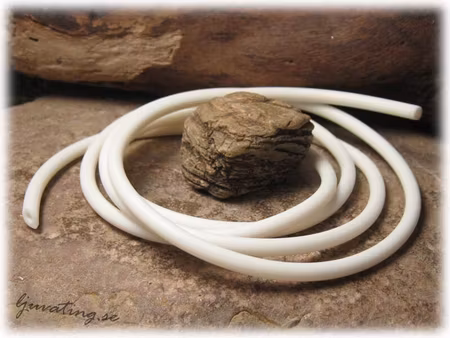 Vit ihålig rund gummislang tjocklek ca 4 mm