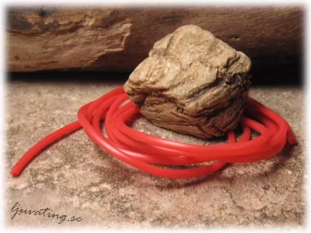 Gummislang rund ihålig röd tjocklek ca 2 mm