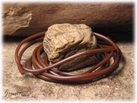 Gummislang rund ihålig brun tjocklek ca 2 mm