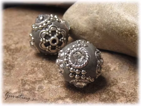 Grå pärla med metalldetaljer och clear strass