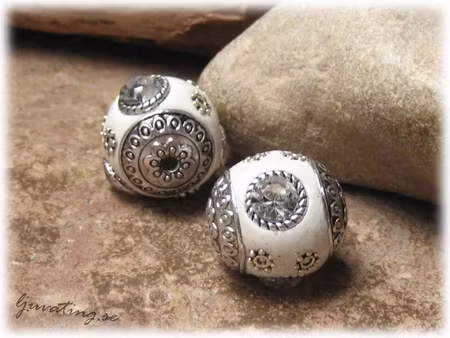 Vit pärla med metalldetaljer o clear strass