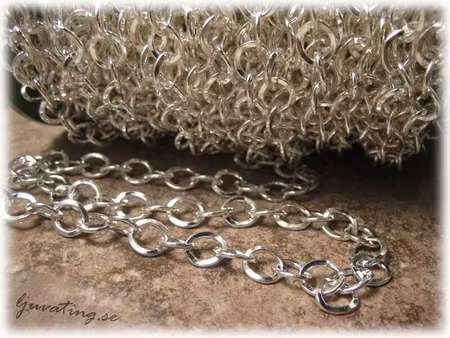 Kedja korsade öglor silverfärgad ca 9x8 mm