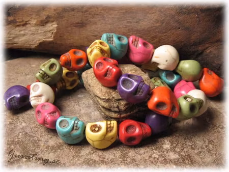 Döskallar i Howlite mixade färger ca 13x12 mm