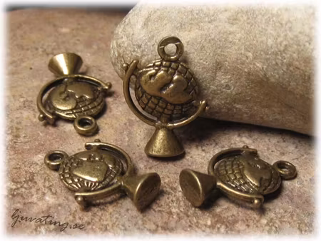 Berlock jordglob i metall bronsfärg ca 21x16 mm