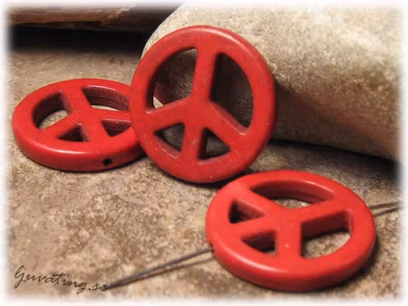 Peacemärke i röd Howlite 25 mm