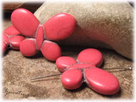 Fjäril i cerise howlite ca 35x25 mm