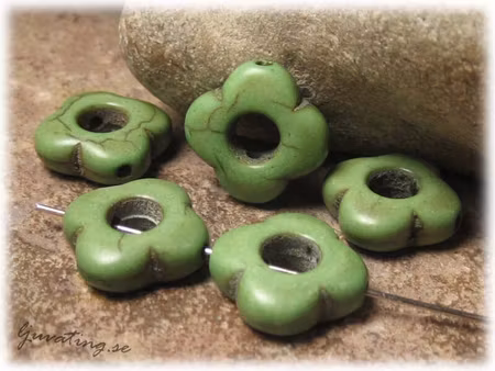 Blomma i grön howlite 1 styck ca 15 mm