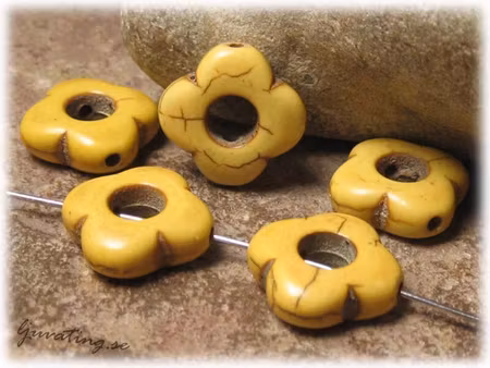 Blomma i gul howlite 1 styck ca 15 mm