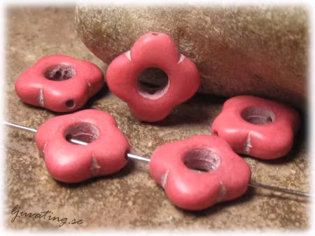 Blomma i cerise howlite 1 styck ca 15 mm