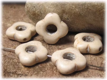 Blomma i ljus howlite 1 styck ca 15 mm