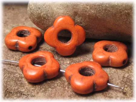 Blomma i orange howlite 1 styck ca 15 mm