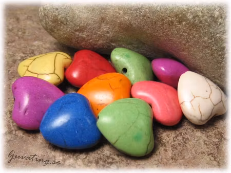 Hjärtan i howlite mixade färger 10-pack ca 16x15mm