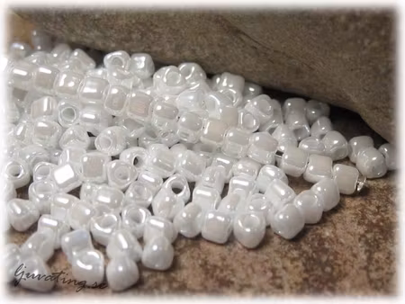 Miyuki triangel opaque white ceylon 8/0