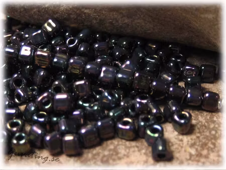 Miyuki triangel iris garnet 8/0