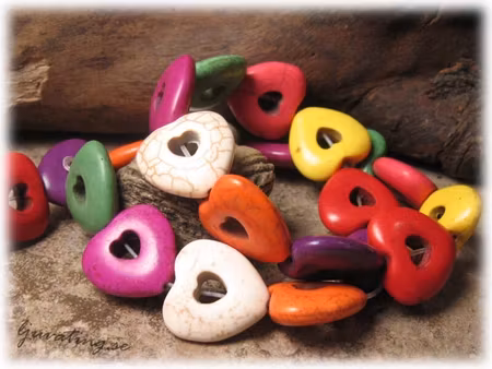 Hjärta i Howlite mixade färger 1 sträng ca 20x20mm