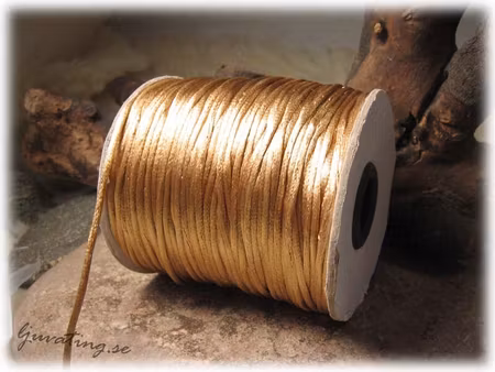 Satinband beige tjocklek ca 3 mm