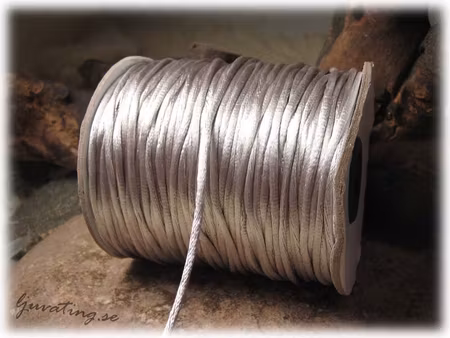 Satinband silverfärgat tjocklek ca 3 mm