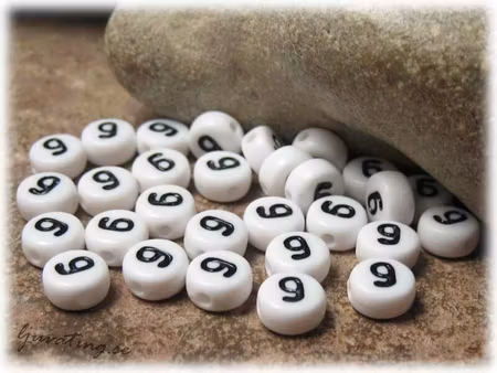 Pärlor siffran 9 i acryl  20-pack ca 7 mm