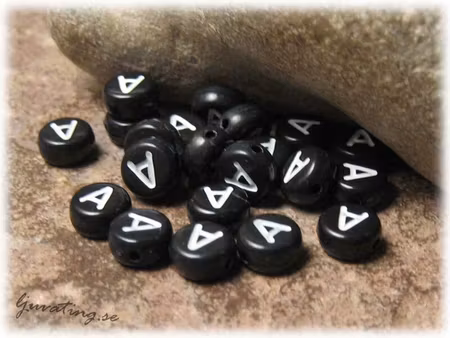 Bokstavspärla A i acryl svart 20-pack ca 7 mm