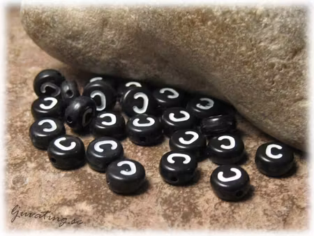 Bokstavspärla C i acryl svart 20-pack ca 7 mm