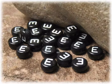 Bokstavspärla E i acryl svart 20-pack ca 7 mm