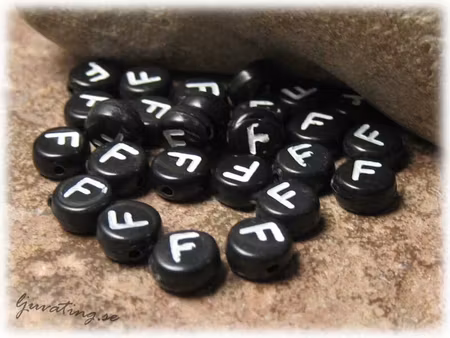 Bokstavspärla F i acryl svart 20-pack ca 7 mm