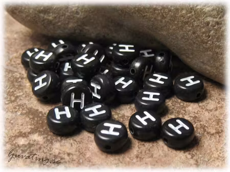 Bokstavspärla H i acryl svart 20-pack ca 7 mm