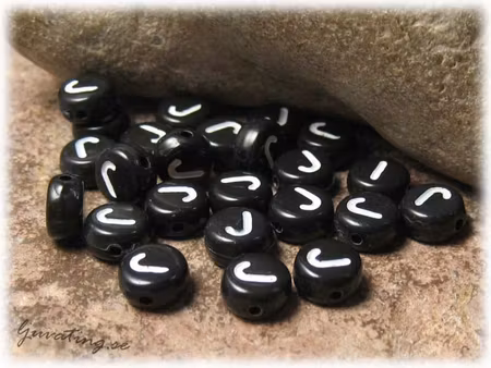 Bokstavspärla J i acryl svart 20-pack ca 7 mm