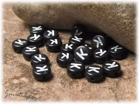 Bokstavspärla K i acryl svart 20-pack ca 7 mm