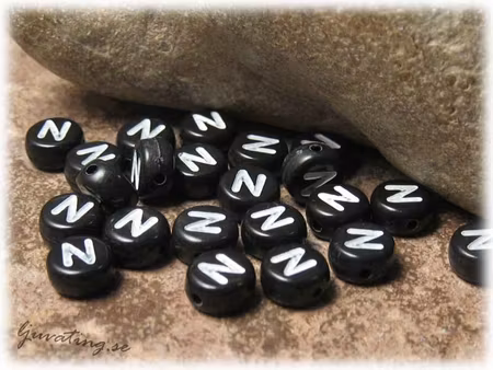 Bokstavspärla N i acryl svart 20-pack ca 7 mm