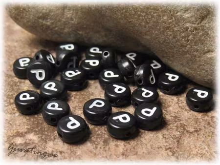 Bokstavspärla P i acryl svart 20-pack ca 7 mm