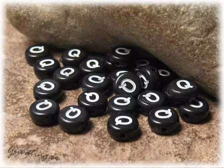 Bokstavspärla Q i acryl svart 20-pack ca 7 mm
