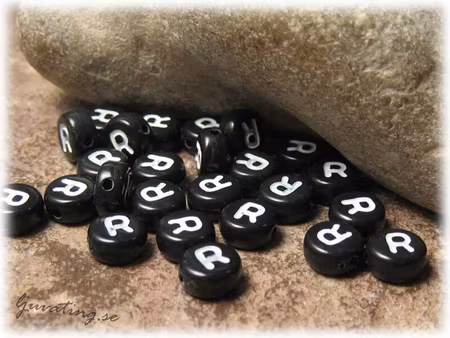 Bokstavspärla R i acryl svart 20-pack ca 7 mm