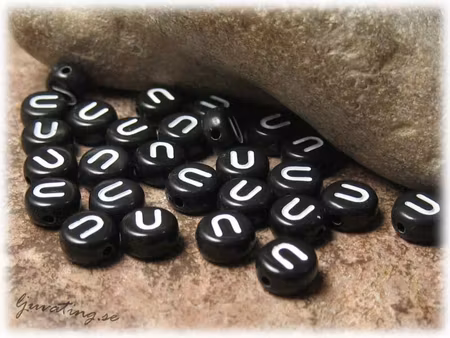Bokstavspärla U i acryl svart 20-pack ca 7 mm