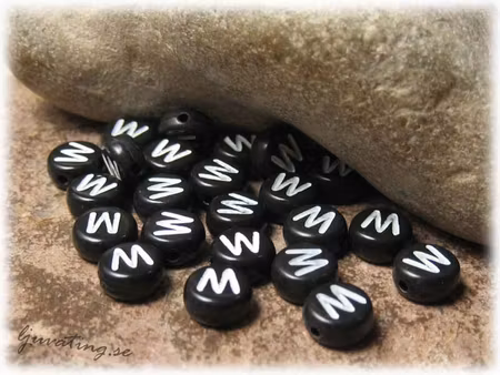 Bokstavspärla W i acryl svart 20-pack ca 7 mm
