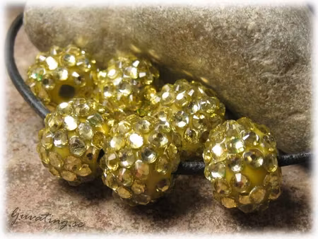 Glittrig pärla limegul porslin med strass ca14mm