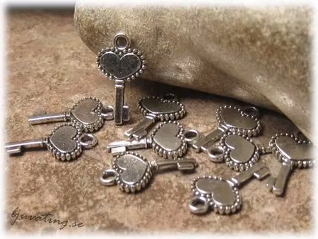 Storpack berlock liten nyckel med hjärta 100-pack