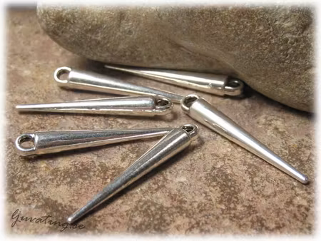 Spikes i silverfärgad metall ca 34x5 mm