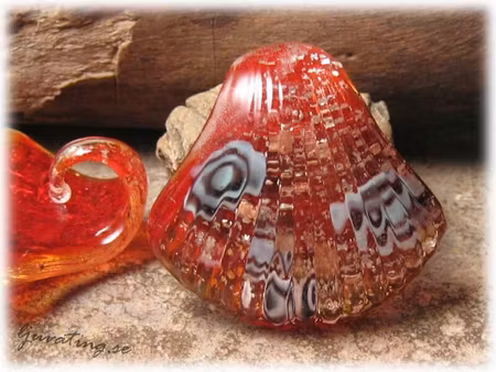 Glashänge snäcka rödorange med blommor 22x22 mm