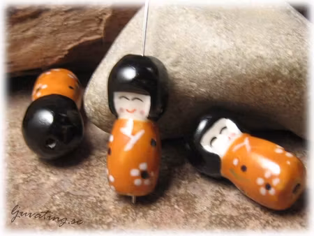 Pärla i porslin ljusbrun kinesisk docka ca 30x14mm