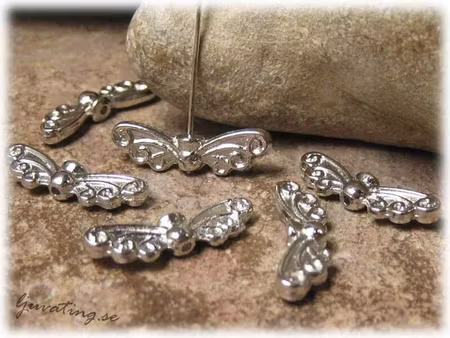 Blank vinge med snirklar platinafärg ca 22x7 mm