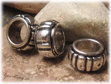 Stor ring syntetmaterial med antikfininsh hål 14mm