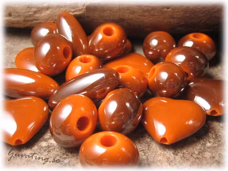 Mix syntetpärlor brunorange 14-30 mm ca 50 gram