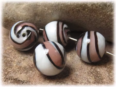 Rund randig glaspärla vit lila svart ca 14 mm